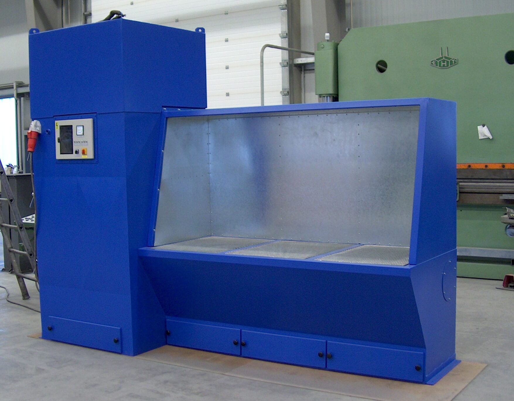 Absaugtisch mit Patronenfilter KF-20 und Schallschutz